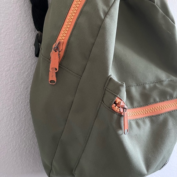Herschel Backpack - Picture 4 of 10